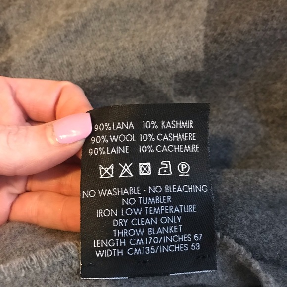 ❌SOLD ON OTHER SITE❌ New Authentic Gucci Throw - Picture 4 of 6